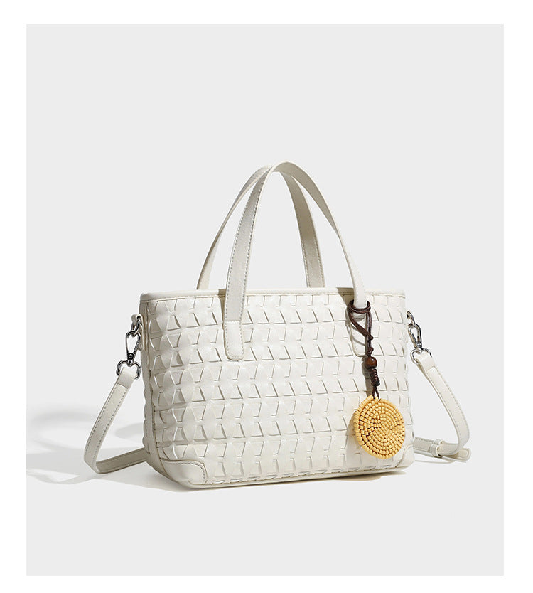Strukturierte Tote-Bag in Dunkelbraun mit gewebter Reliefstruktur in Lederoptik, zwei Tragegriffen, abnehmbarem Crossbody-Riemen und rund