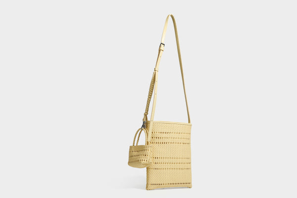 Kleine rechteckige Crossbody-Tasche aus offen geflochtenem Material mit passendem Mini-Täschchen und verstellbarem schmalem Riemen, Detailansicht 35