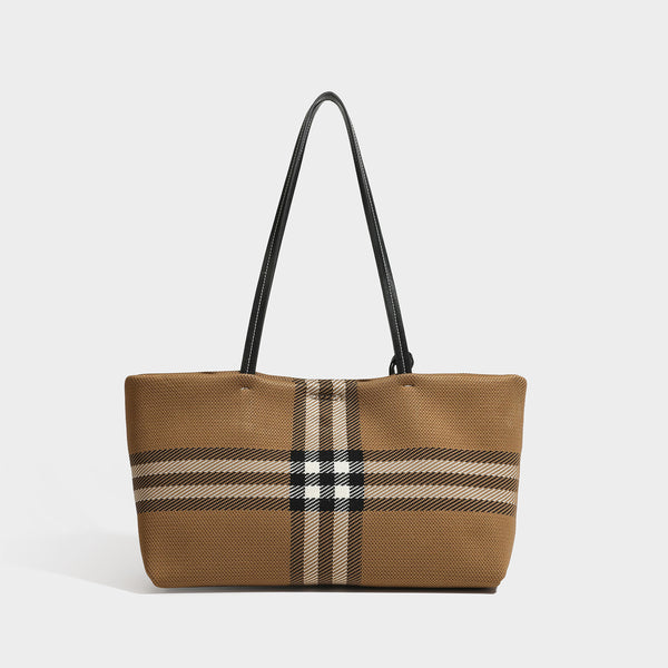 Strukturierte gewebte Tote-Bag mit Karomuster, langen schwarzen Schulterriemen in Lederoptik und aufgesetztem schwarzem Reißverschlusstäschchen, Detailansicht 3