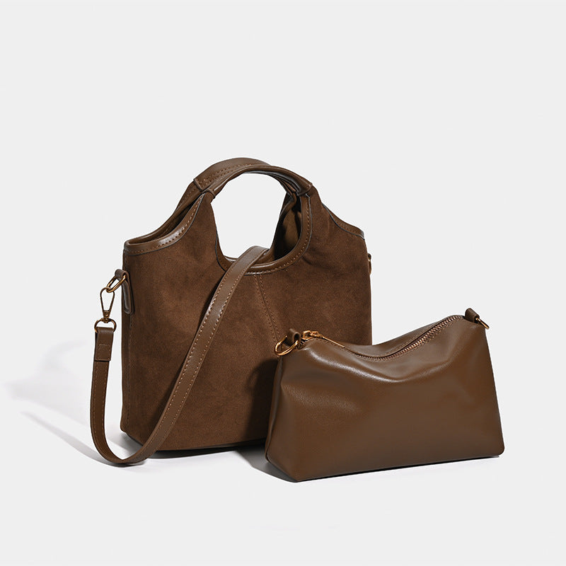 Wandelbarer Shopper in mattem Schokoladenbraun mit Velourslederoptik, abgerundeten Henkeln und abnehmbarem Schulterriemen, goldfarbene Details