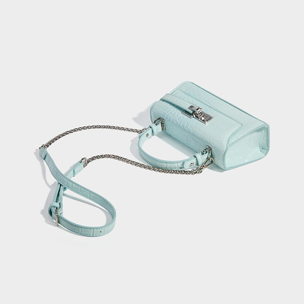 Mini-Henkeltasche mit strukturierter Form und Krokoprägung, silberfarbenem Drehverschluss und abnehmbarem Schulterriemen, Detailansicht