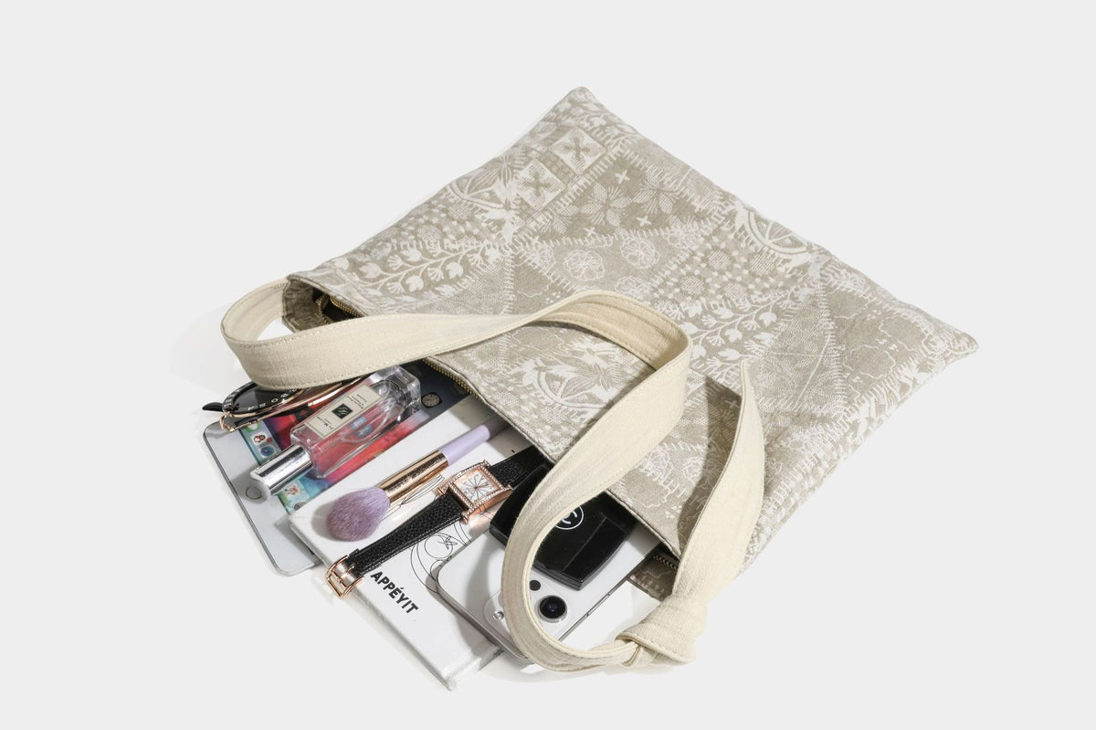 Weich fallende Hobo-Schultertasche aus Canvas mit botanischem Print, langem geknotetem Riemen und Reißverschluss oben, Detailansicht 28