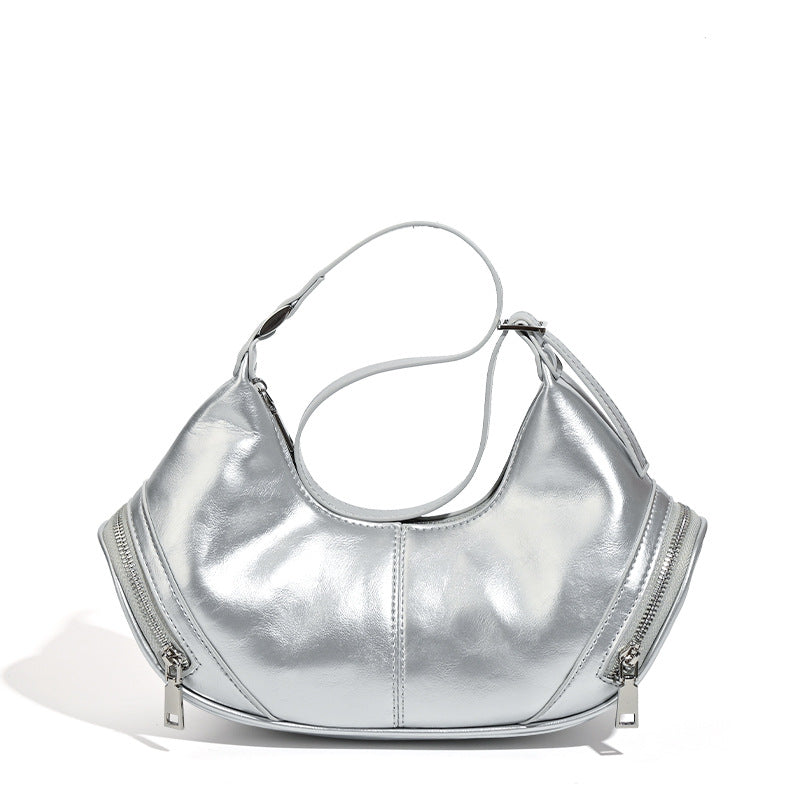 Mini-Hobo-Schultertasche in Halbmondform mit zwei seitlichen Reißverschlusstaschen und silberfarbenen Beschlägen, Detailansicht 5