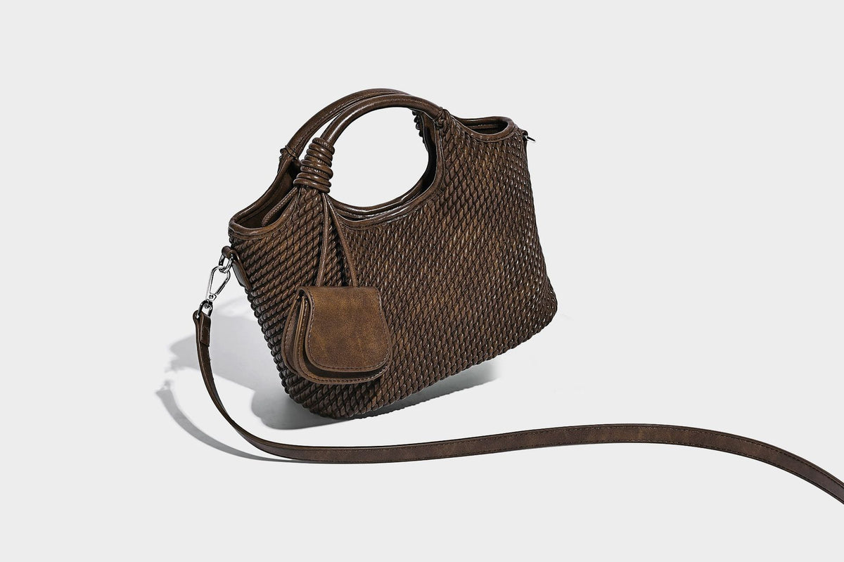 Strukturierte Beuteltasche mit Webstruktur, geknotetem Tragegriff, vorderer Klappentasche und abnehmbarem Crossbody-Riemen in Silberoptik