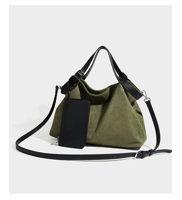 Lässig weich fallende olivgrüne Tote-Bag in Canvas-Optik mit Henkeln aus schwarzer Lederoptik, abnehmbarem Reißverschlusstäschchen und Beschlägen in Silberoptik