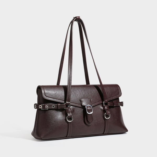 Strukturierte rechteckige Tote-Schultertasche mit Überschlagverschluss, vorderem Riemendetail mit Schnalle und silberfarbenen Ringbeschlägen in