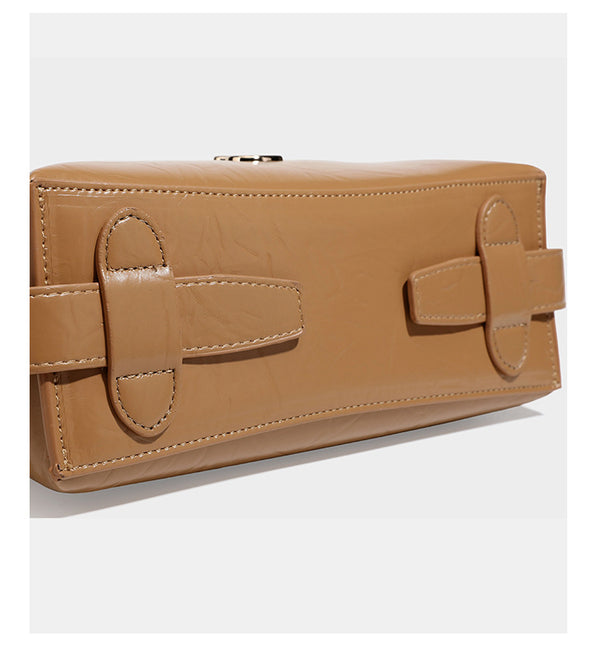 Lässige Hobo-Schultertasche mit offenem oberen Abschluss in glänzender karamellfarbener Lederoptik mit goldfarbenen Logo-Beschlägen und langem, verstellbarem
