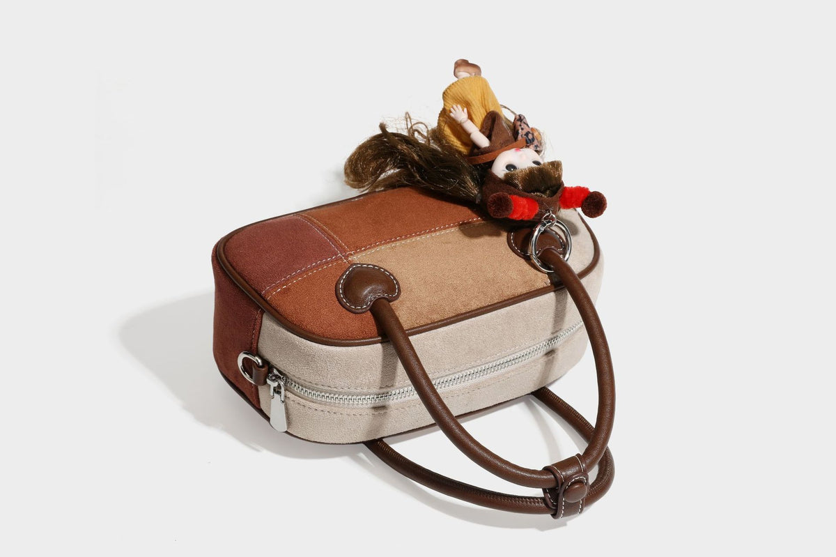 Kleine, strukturierte Henkeltasche aus Patchwork in Farbblöcken aus Beige, Camel, Braun und Rost mit dunkelbrauner Einfassung, herzförmigem