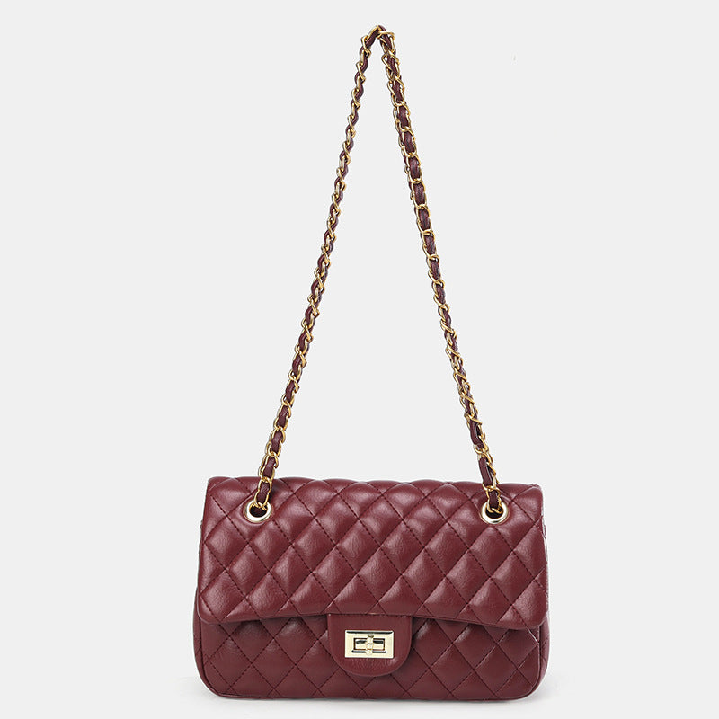 Gesteppte Crossbody-Tasche mit Rautensteppung, Überschlag, goldfarbenem Kettenriemen und Drehverschluss, Detailansicht 8