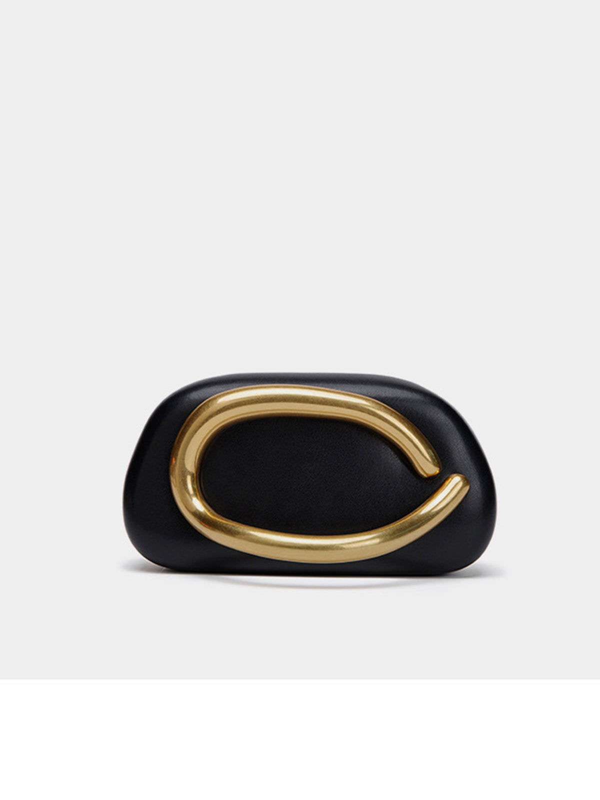 Kleine Crossbody-Clutch in abgerundeter Rechteckform mit übergroßem poliertem C-förmigem Goldhenkel und schmalem Goldkettenriemen, Detailansicht