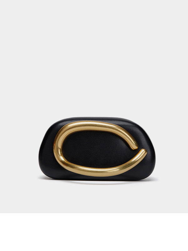 Kleine Crossbody-Clutch in abgerundeter Rechteckform mit übergroßem poliertem C-förmigem Goldhenkel und schmalem Goldkettenriemen, Detailansicht