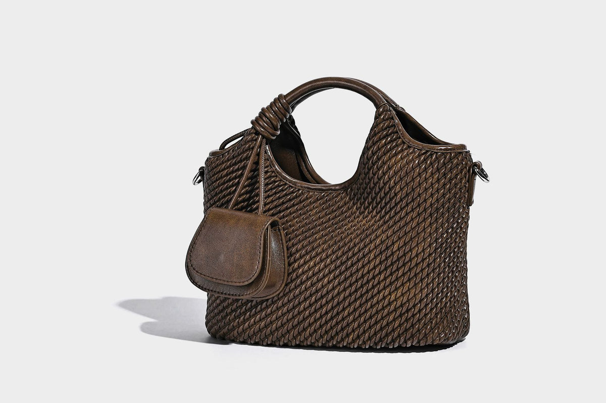 Strukturierte Beuteltasche mit Webstruktur, geknotetem Tragegriff, vorderer Klappentasche und abnehmbarem Crossbody-Riemen in Silberoptik