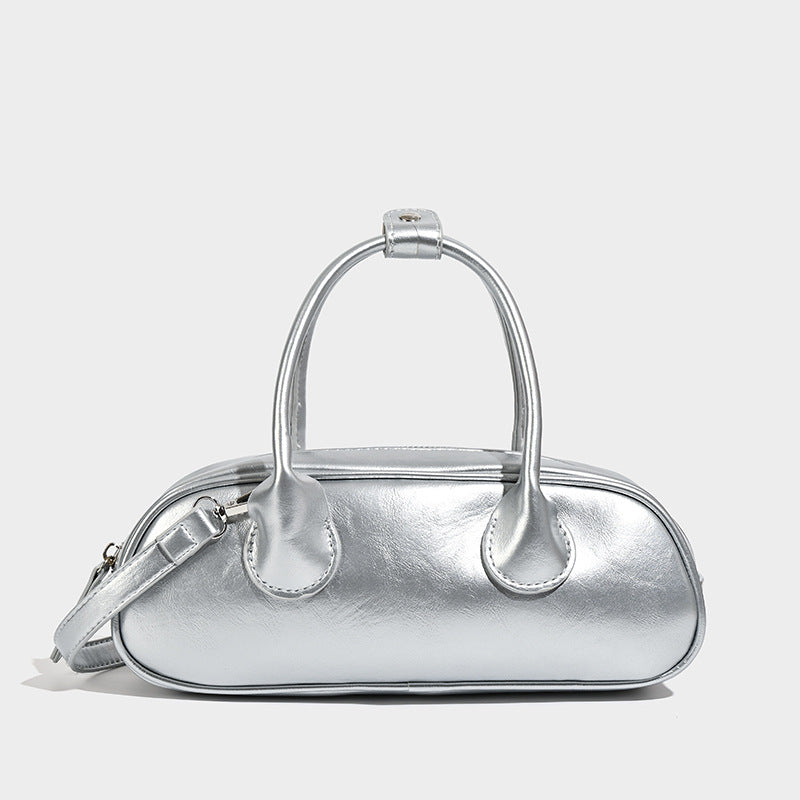 Kompakte silberfarbene Mini-Boston-Tasche mit zwei Tragegriffen oben, silberfarbenen Metallelementen und abnehmbarem Crossbody-Riemen, Vorderansicht