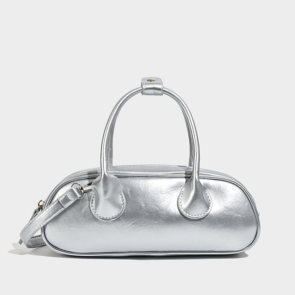 Kompakte silberfarbene Mini-Boston-Tasche mit zwei Tragegriffen oben, silberfarbenen Metallelementen und abnehmbarem Crossbody-Riemen, Vorderansicht