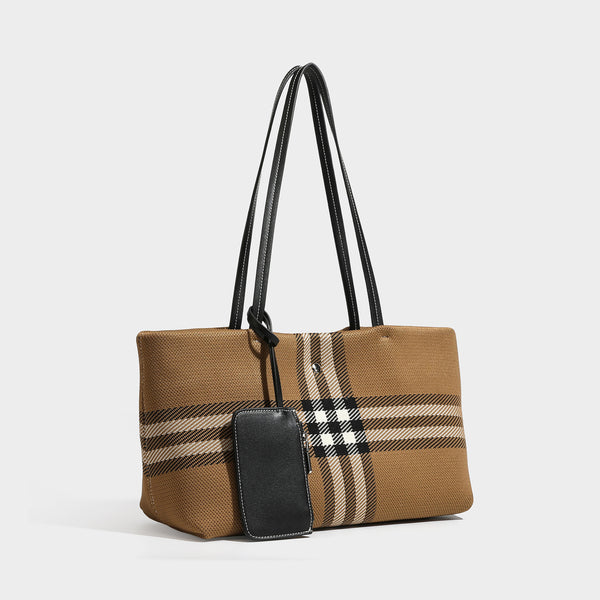 Strukturierte gewebte Tote-Bag mit Karomuster, langen schwarzen Schulterriemen in Lederoptik und aufgesetztem schwarzem Reißverschlusstäschchen, Vorderansicht