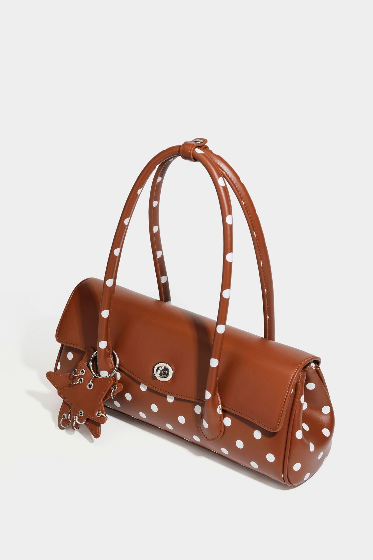 Strukturierte Baguette-Tasche mit Punktemuster in glänzender Lederoptik, zwei Tragegriffen, Überschlag mit Drehverschluss in Silberoptik und