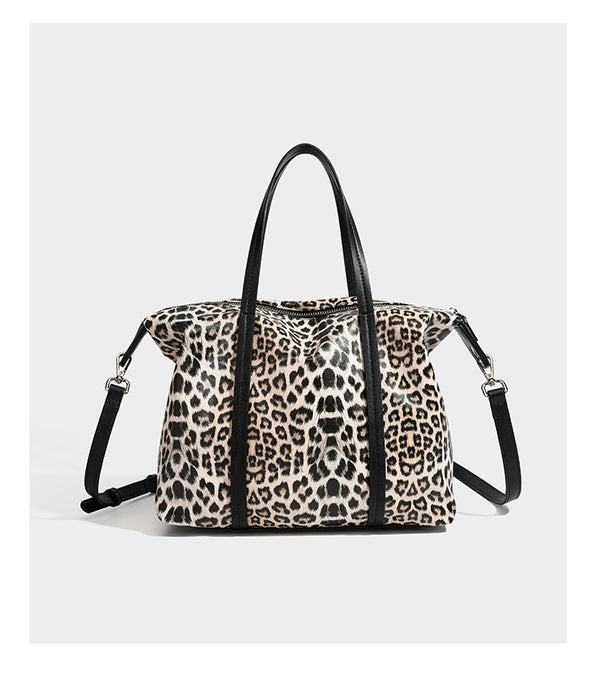 Tote-Bag in glänzender Lederoptik mit Leopardenmuster, schwarzen Besätzen, Reißverschluss oben und zwei Schultergriffen, Detailansicht 12