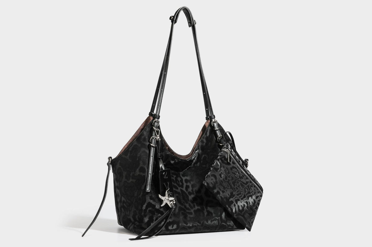 Große, glänzende Hobo-Schultertasche mit Leopardenprint, abnehmbarem Reißverschlusstäschchen und silberfarbenem Seestern-Anhänger, Detailansicht