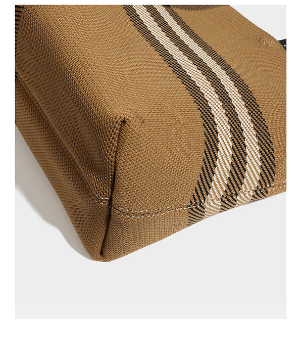 Strukturierte karierte Tote-Bag aus Webmaterial mit langen Schulterriemen in schwarzer Lederoptik und befestigter schwarzer Reißverschlusstasche, Detailansicht 20