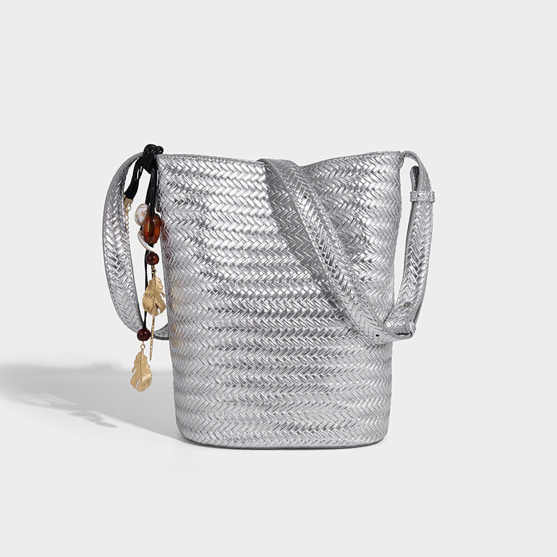Bucket-Bag in gewebter Lederoptik mit Chevron-Muster, verstellbarem Schulterriemen und goldfarbenem Anhänger, Detailansicht 10
