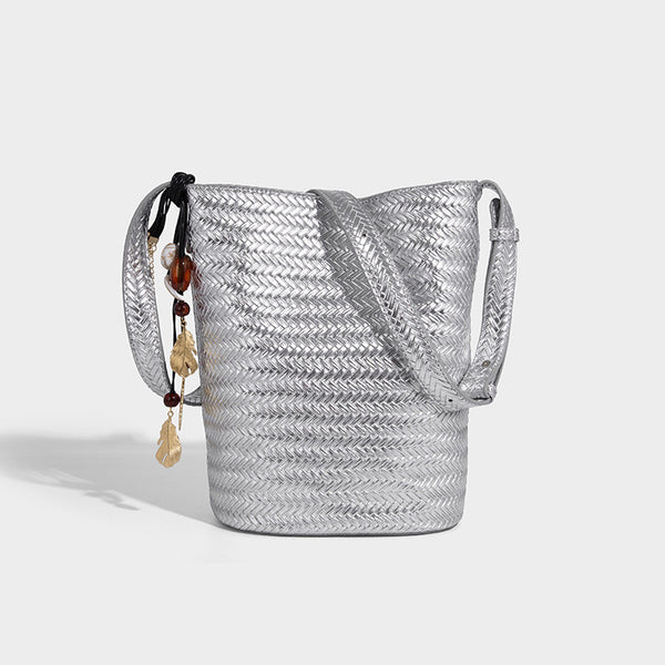 Bucket-Bag in gewebter Lederoptik mit Chevron-Muster, verstellbarem Schulterriemen und goldfarbenem Anhänger, Detailansicht 10