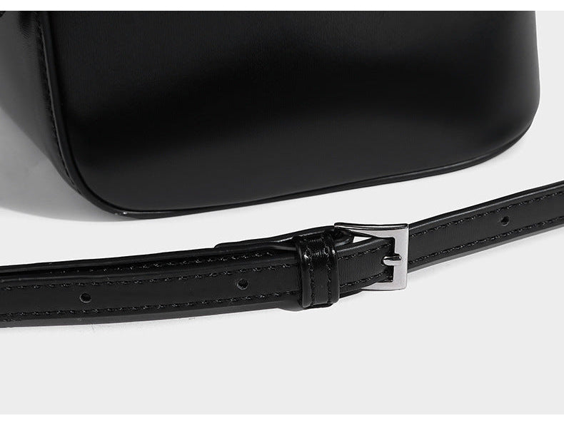 Kleine strukturierte Beuteltasche mit Kordelzug aus glatter, matter Lederoptik, festem Tragegriff und abnehmbarem Schulter
