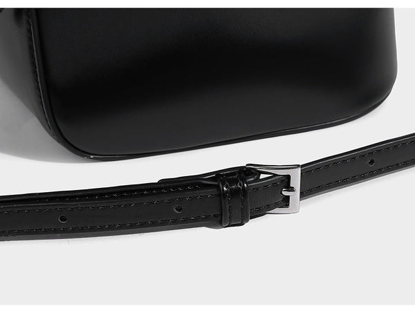 Kleine strukturierte Beuteltasche mit Kordelzug aus glatter, matter Lederoptik, festem Tragegriff und abnehmbarem Schulter
