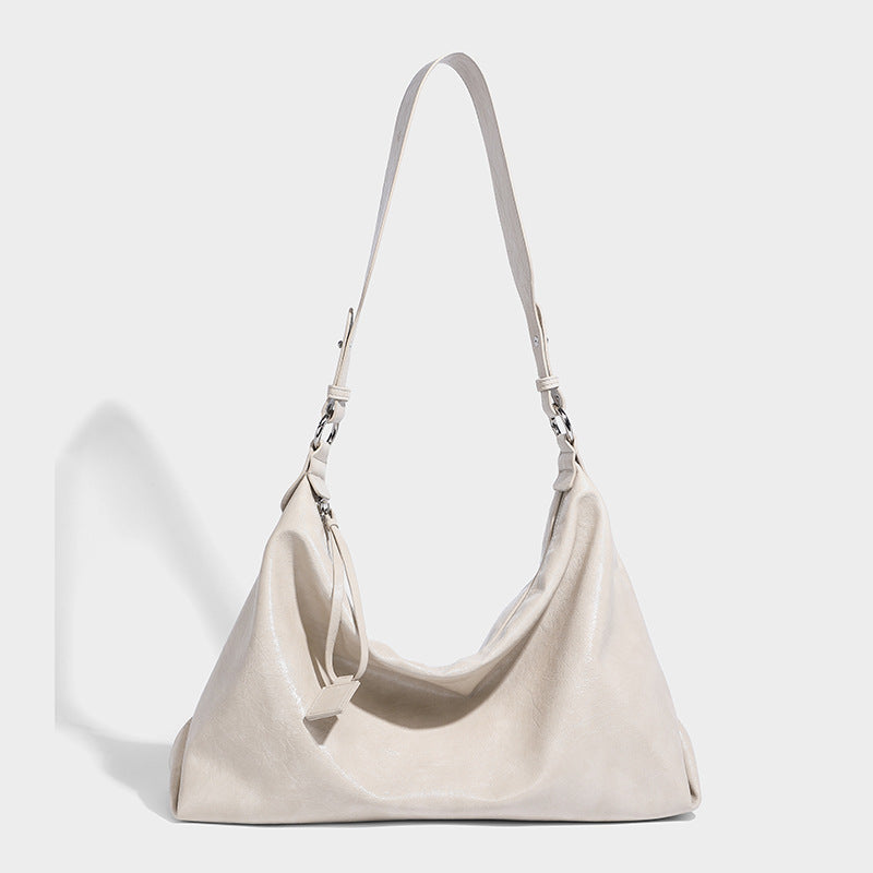 Weich fallende Hobo-Schultertasche mit glänzender, geknautschter Oberfläche, Reißverschluss an der Oberseite und verstellbarem Trageriemen, Detailansicht 3