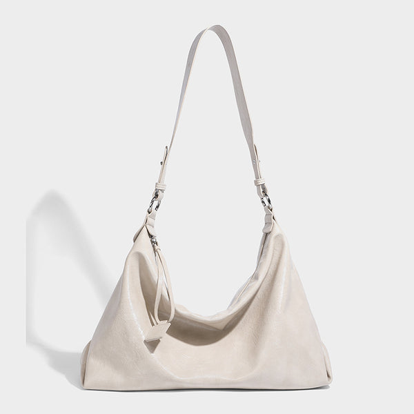Weich fallende Hobo-Schultertasche mit glänzender, geknautschter Oberfläche, Reißverschluss an der Oberseite und verstellbarem Trageriemen, Detailansicht 3