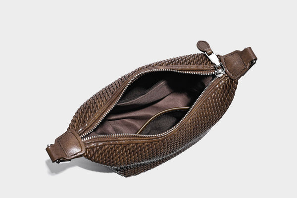 Hobo-Schultertasche in Halbmondform mit Webstruktur, geknotetem Tragegriff, befestigter kleiner Tasche mit Überschlag und verstellbarem Riemen in warmem