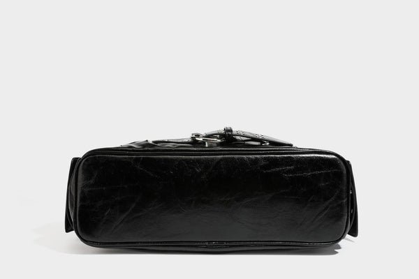 Große glänzende schwarze Hobo-Schultertasche mit silberfarbenem Ösen-Gürtelboden, Schnallenbeschlägen, vorderer Reißverschlusstasche und zwei …; Detailansicht