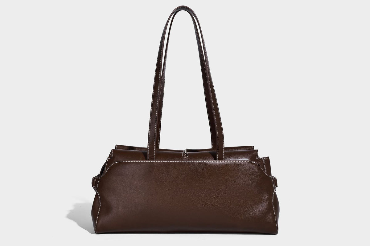 Strukturierte rechteckige Baguette-Schultertasche aus dunkelbraunem Material in glatter Lederoptik mit zwei Riemen und Reißverschluss oben