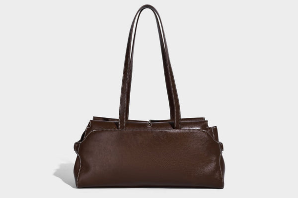 Strukturierte rechteckige Baguette-Schultertasche aus dunkelbraunem Material in glatter Lederoptik mit zwei Riemen und Reißverschluss oben