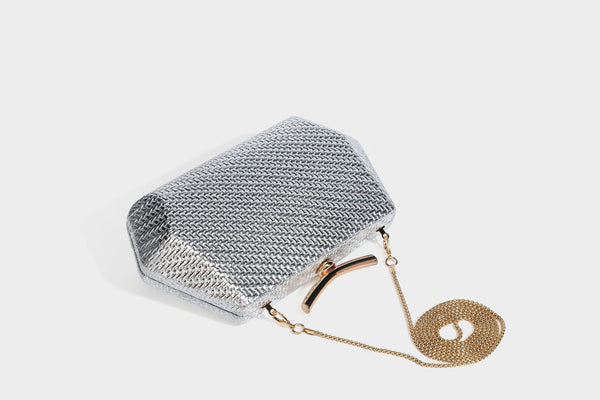 Kleine, strukturierte Clutch aus metallischem Flechtmaterial mit goldfarbenem Bügelverschluss und abnehmbarem Kettenriemen, Detailansicht 37