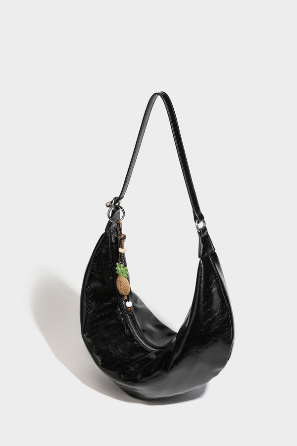Lässig fallende Hobo-Schultertasche in Halbmondform mit glänzender, geknautschter Lederoptik, schmalem Riemen, silberfarbenen Ringbeschlägen und
