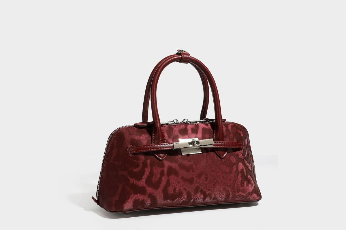 Formstabile Henkeltasche mit Ton-in-Ton-Leopardenprint, glattem Besatz in Lederoptik, gerollten Tragegriffen, vorderem Drehverschluss und