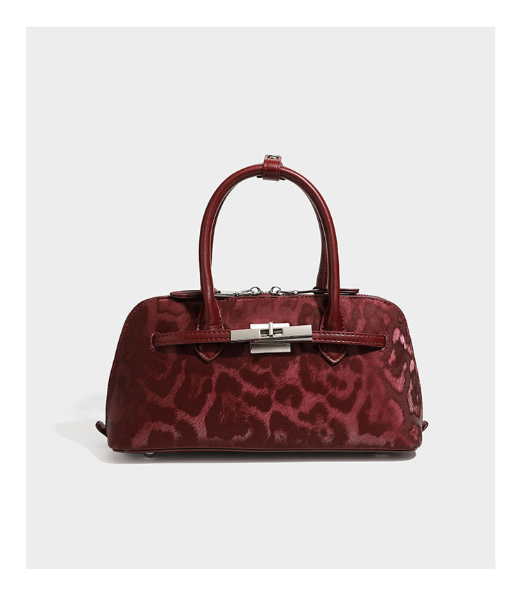 Strukturierte Henkeltasche mit tonal abgestimmtem Leopardenprint, Besatz in Lederoptik, gerollten Henkeln, vorderem Drehverschluss und