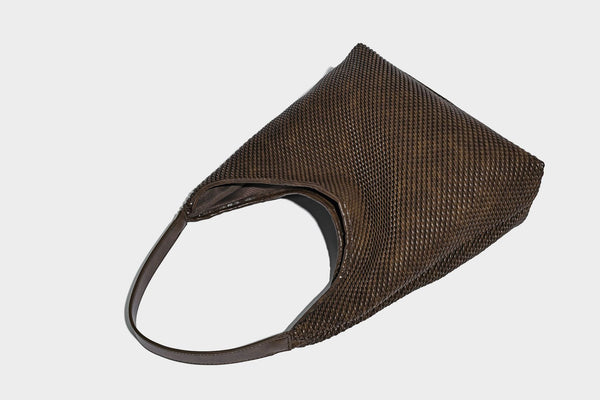 Weich fallende Hobo-Schultertasche in Braun mit Flechtoptik, Besätzen in Lederoptik und abnehmbarer Vordertasche mit Reißverschluss, Detailansicht 30