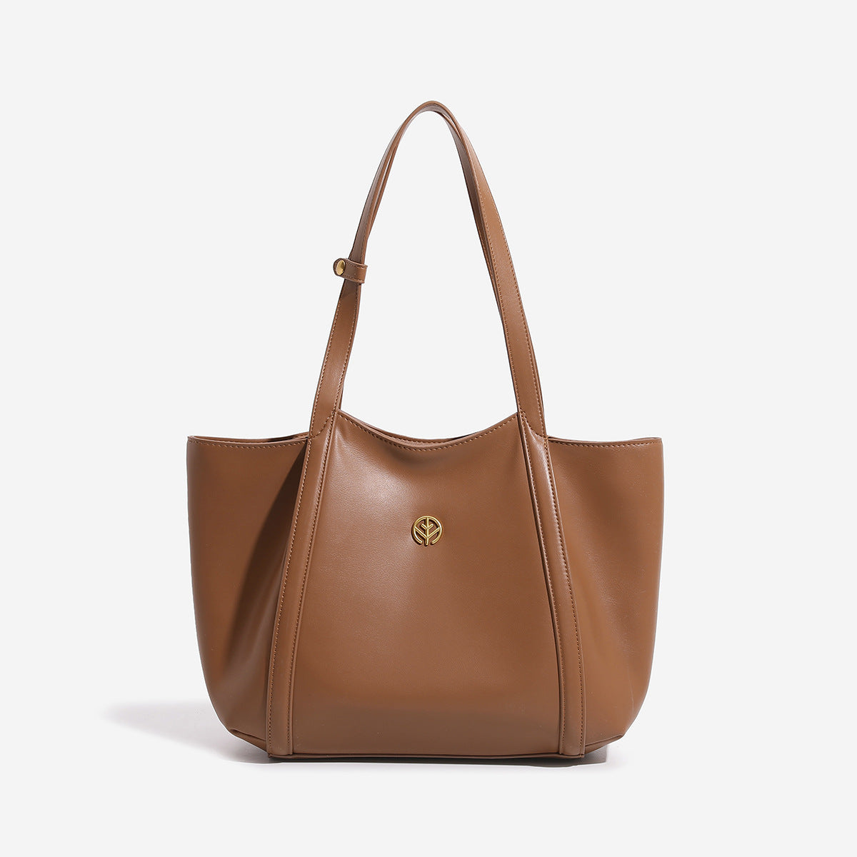 Strukturierte Tote-Bag in Lederoptik mit offenem oberen Abschluss, langen Schulterriemen und goldfarbenem, rundem Emblem-Beschlag, Detailansicht 7