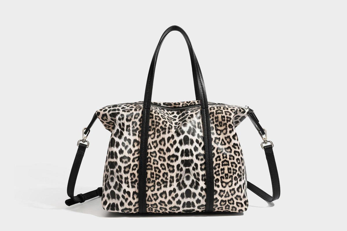 Shopper in glänzender Lederoptik mit Leopardenprint, schwarzem Besatz, Reißverschluss oben und zwei Schulterriemen, Detailansicht 33