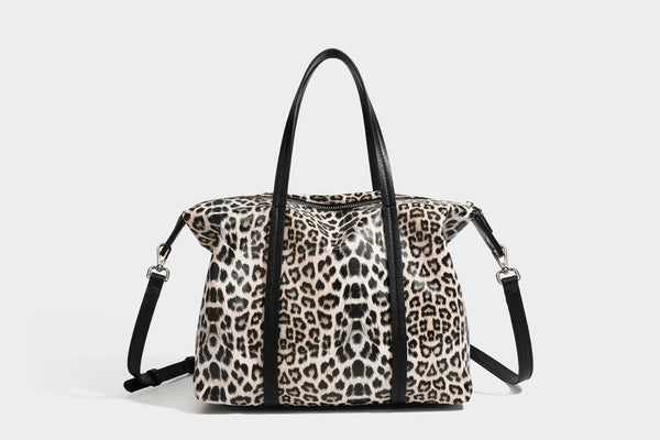 Shopper in glänzender Lederoptik mit Leopardenprint, schwarzem Besatz, Reißverschluss oben und zwei Schulterriemen, Detailansicht 33