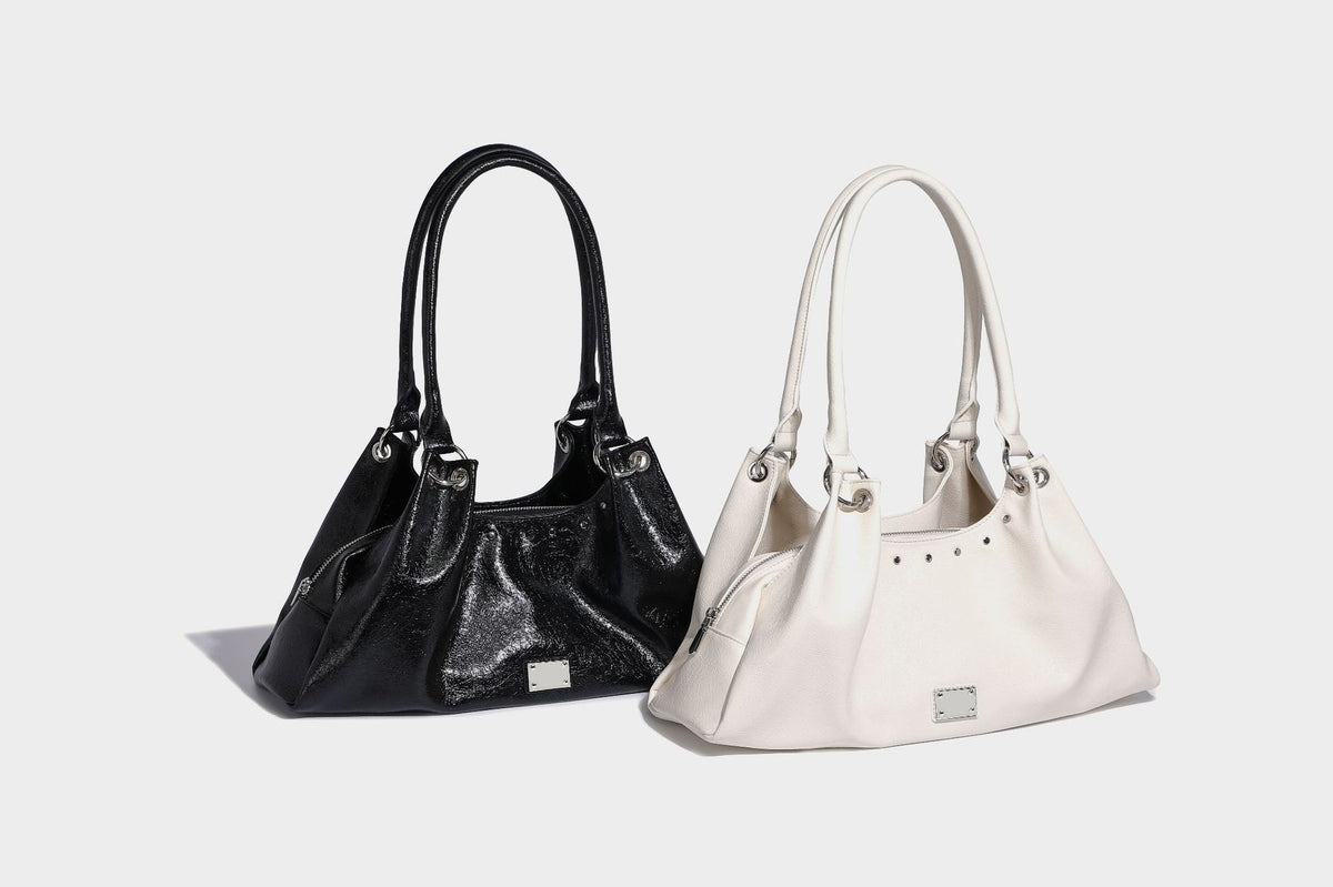Locker fallende trapezförmige Tote-Schultertasche mit glänzender, geknautschter Lederoptik, zwei Schlaufenhenkeln, Reißverschluss oben und