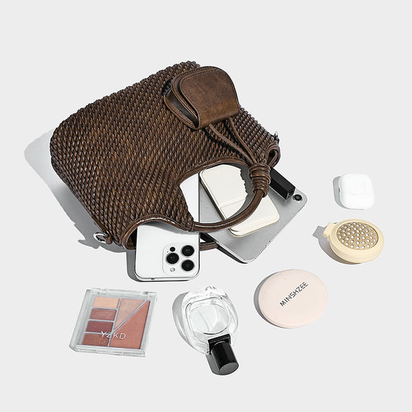 Strukturierte Beuteltasche in gewebter Optik mit geknotetem Tragegriff, vorderer Überschlagtasche und abnehmbarem Crossbody-Riemen in Silberoptik