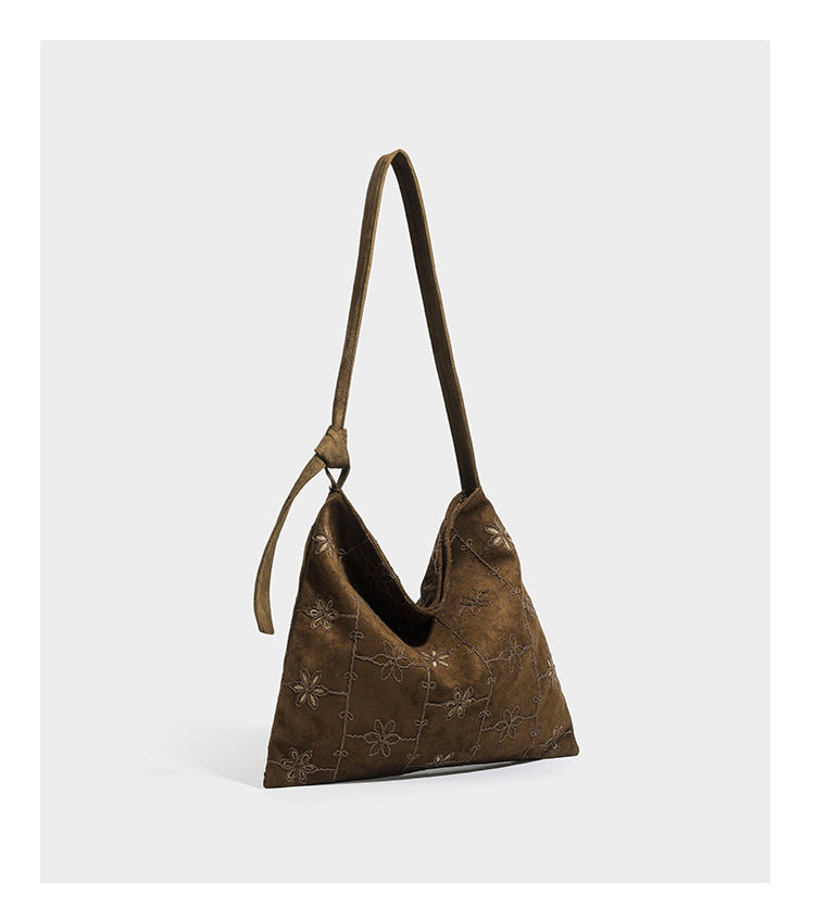 Lässige Hobo-Schultertasche in dunkelbrauner Velourslederoptik mit Ton-in-Ton-Blumenstickerei und langem, geknotetem Einzelriemen, Detailansicht