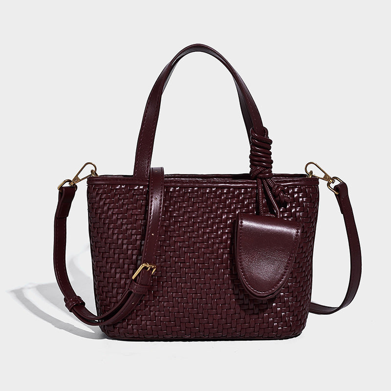 Kleine formstabile Tote-Tasche in gewebter Lederoptik mit geknoteten Henkeln, abnehmbarem Schulterriemen und herabhängendem Mini-Element an der Vorderseite