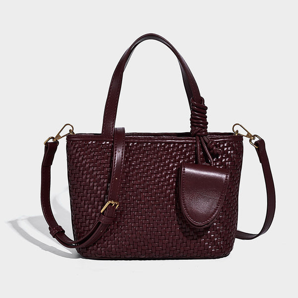 Kleine formstabile Tote-Tasche in gewebter Lederoptik mit geknoteten Henkeln, abnehmbarem Schulterriemen und herabhängendem Mini-Element an der Vorderseite