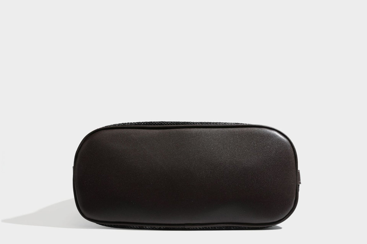 Schwarz-weiß karierte Hobo-Schultertasche aus gewebtem Material mit dunkelbrauner Einfassung in Lederoptik, Kordelzugverschluss und langem, verstellbarem