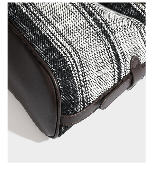 Schwarz-weiß karierte Hobo-Schultertasche aus gewebtem Material mit dunkelbrauner Einfassung in Lederoptik, Kordelzugverschluss und langem, verstellbarem