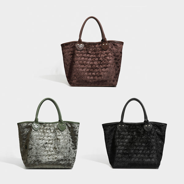 Tasche aus Samtoptik mit Muschelkantenprägung, abgerundeten Henkeln in Lederoptik und abnehmbarem Schulterriemen, Detailansicht 2