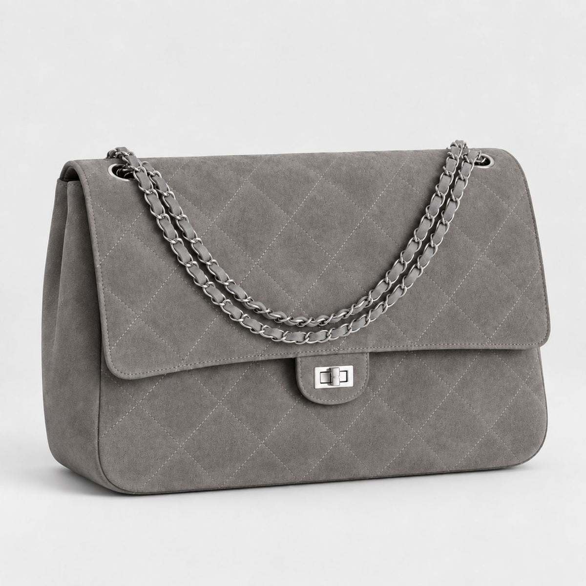 Schultertasche mit Klappe, Rautensteppung, doppeltem silberfarbenem Kettenriemen und Drehverschluss in Velourslederoptik, Vorderansicht